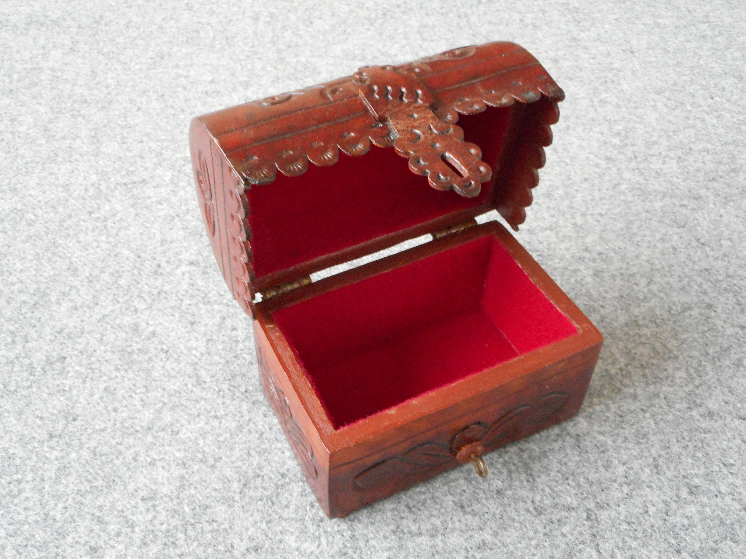 Small leather Coffer box  VINTAGE  L08/2191
