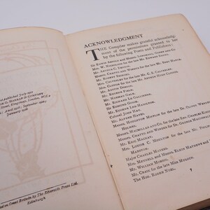 K&ouml;nnte beinhalten: Eine Seite aus einem Buch mit dem Titel "Danksagung" und einer Liste von Namen und Titeln von Personen, die die Verwendung ihrer Werke im Buch gestattet haben.