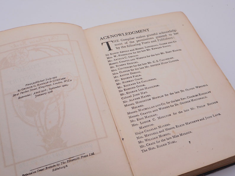 K&ouml;nnte beinhalten: Eine Seite aus einem Buch mit dem Titel "Danksagung" und einer Liste von Namen und Titeln von Personen, die die Verwendung ihrer Werke im Buch gestattet haben.