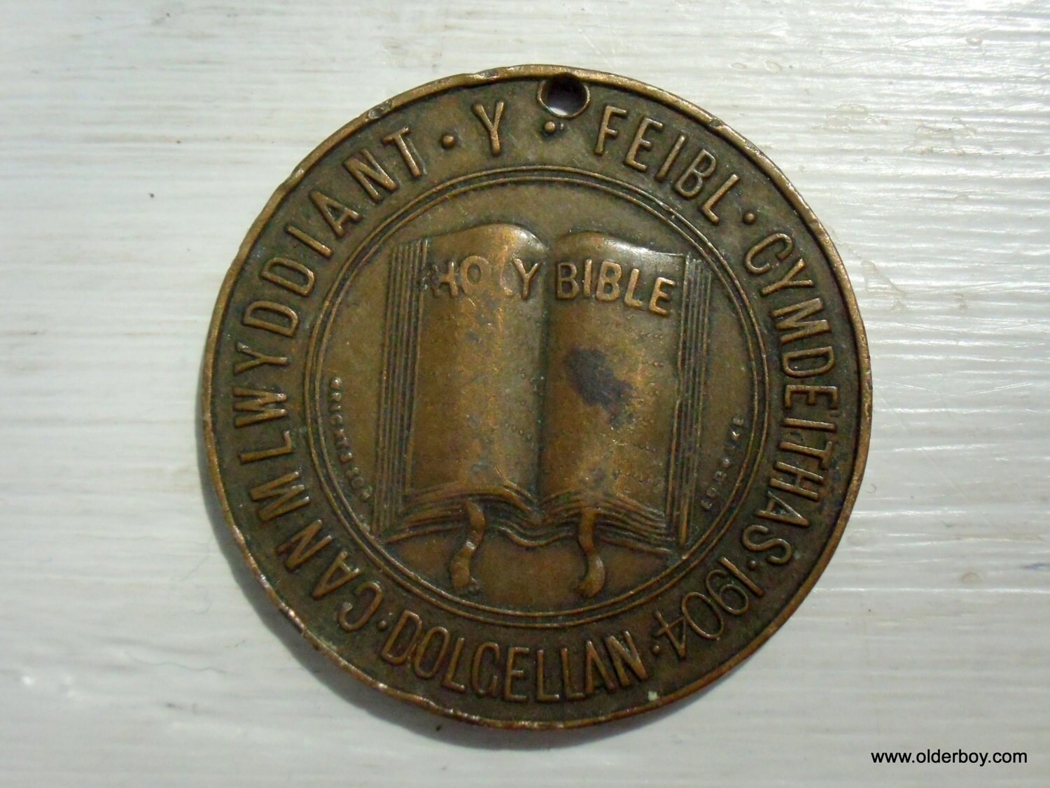1904 The BIBLE Society Centenary Badge Coin from Dolgelley DOLGELLAU Snowdonia Wales Badge Bible Club A00/289
