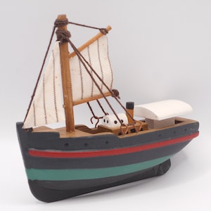 Small Sailboat Collectible: Vintage Decorative Figurine for Sailor&#39;s Delight A00/1898