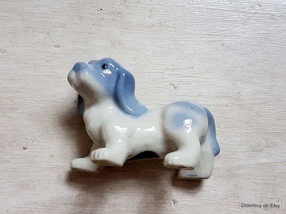 手描きの磁器製犬の置物 - 青い陶器のヴィンテージ犬コレクション