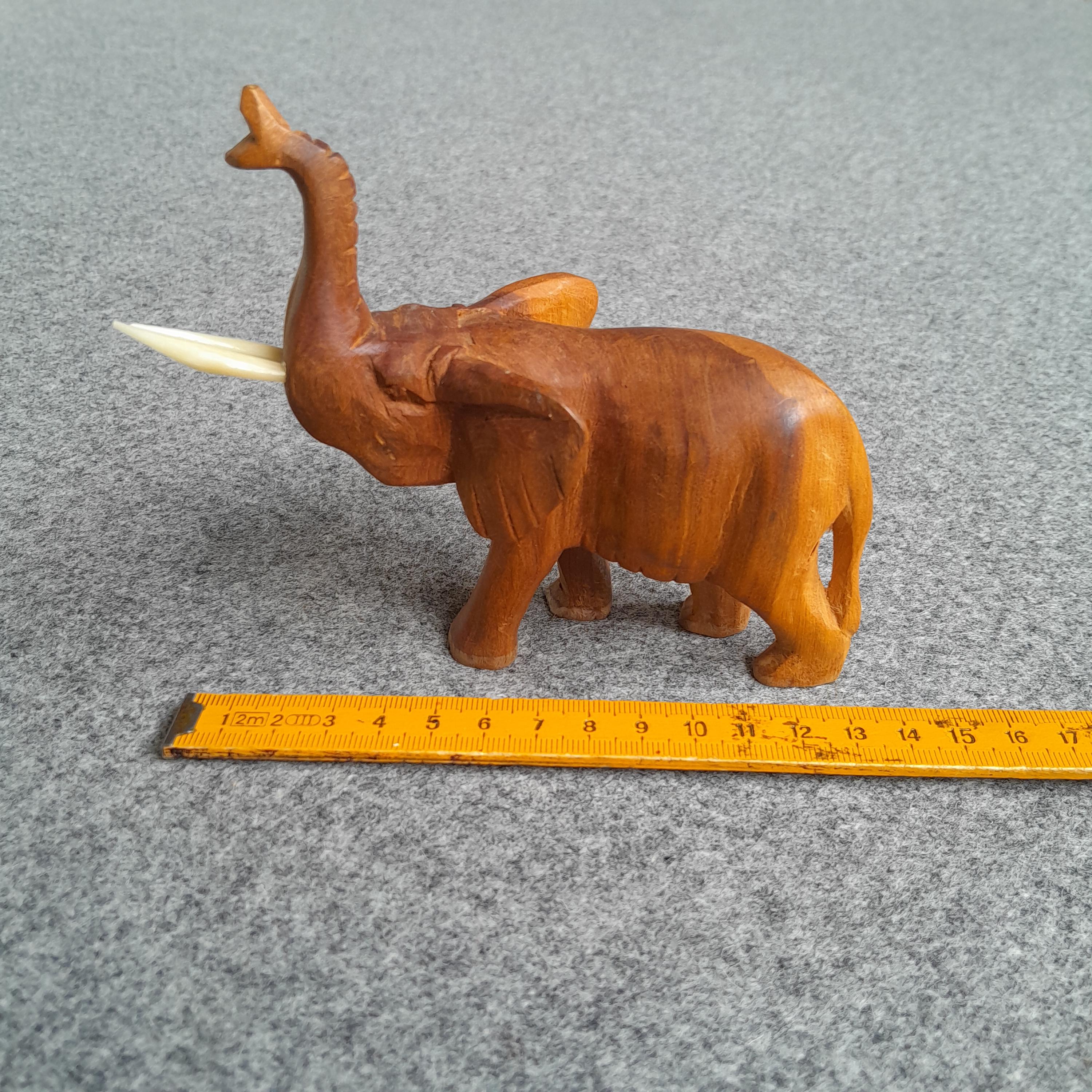 木製の象：牙付きヴィンテージ彫刻置物 - 12 cm コレクターズアイテム