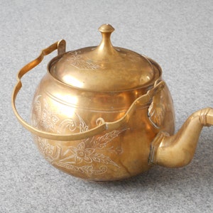 Old Brass Kettle collectible vintage teapot with handle / Vintage golden tone brass teapot / vintage kettle with handle  T15/2085
