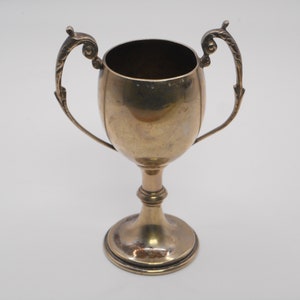 Vintage silverplated epns little Cup / 10 cm height victory statue D10/2354