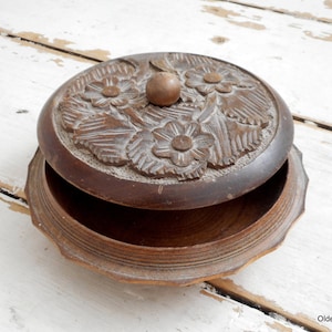 Caixa de madeira esculpida vintage: caixão floral iugoslavo