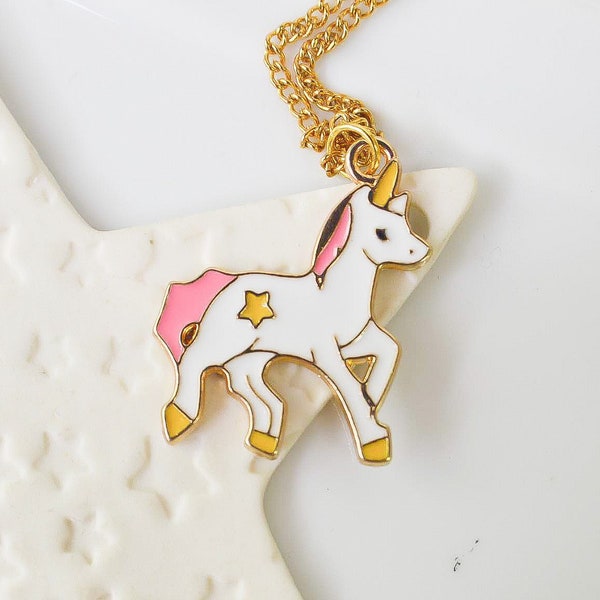 Collier pendentif licorne blanche et rose, animal fantastique, collier or émail coloré, chaine acier inoxydable plaqué or, cadeau femme