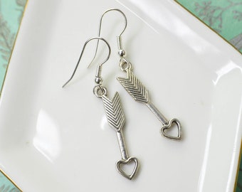 Silver earrings in the shape of an arrow with a heart tip, light and elegant women's jewel ideal for a Christmas or birthday gift