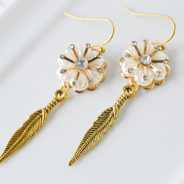 Boucles d'oreille fleur blanche à strass en laiton et plumes dorés, boucles d'oreille pendantes femme couleur nacre laiton doré idéal cadeau