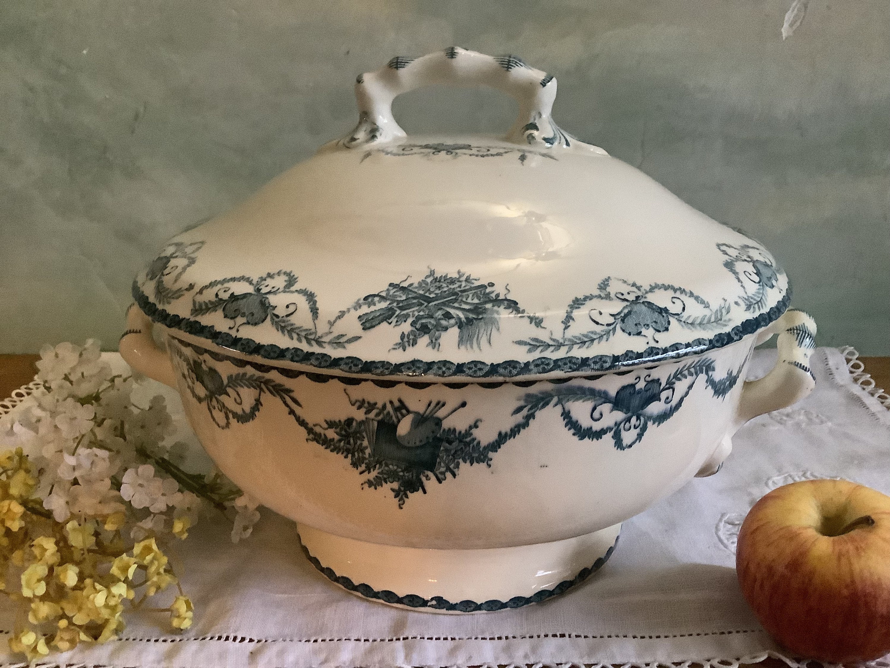 Antique Français Tureen de Longwy. Grande Porcelaine ou Soupière avec Thème Artiste et Musicien. Bla