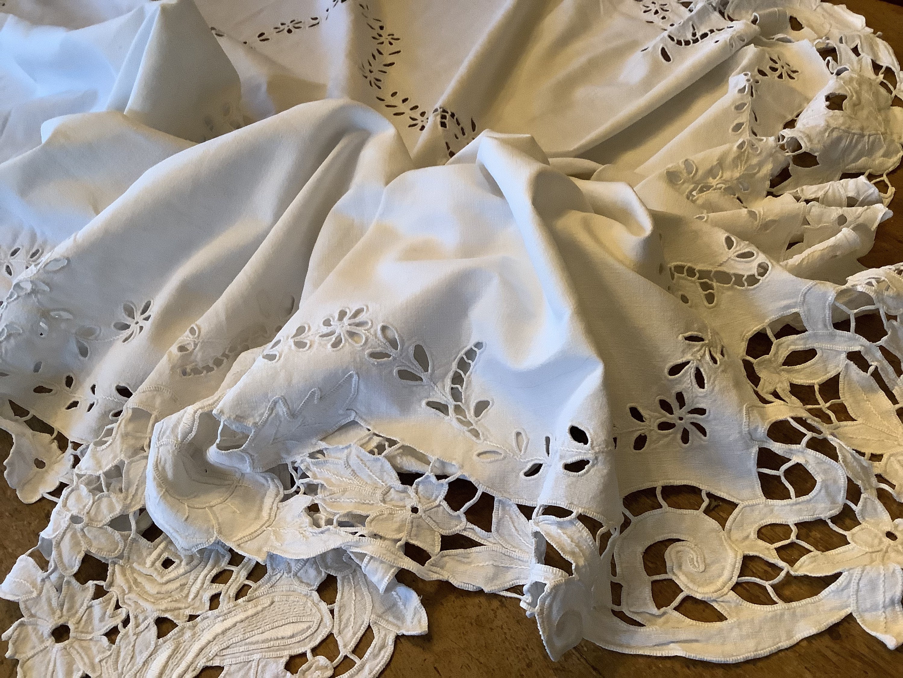 Grande Nappe Antique Français avec Broderie Richelieu. Brodé à La Main, en Lin Blanc et Coton. 224 X