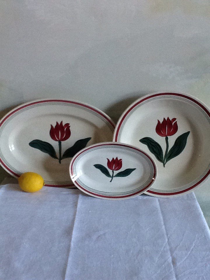 Ensemble de 3 Français Service, Assiettes, Par Gien. Conception Peinte à La Main Tulipe en Rouge et 