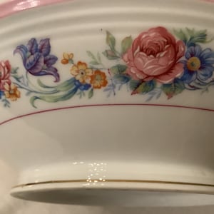 Middelgrote serveerschaal van Limoges-porselein. Groentenserveerschaal in Limoges-porselein. Wit porselein met lentebloemen.