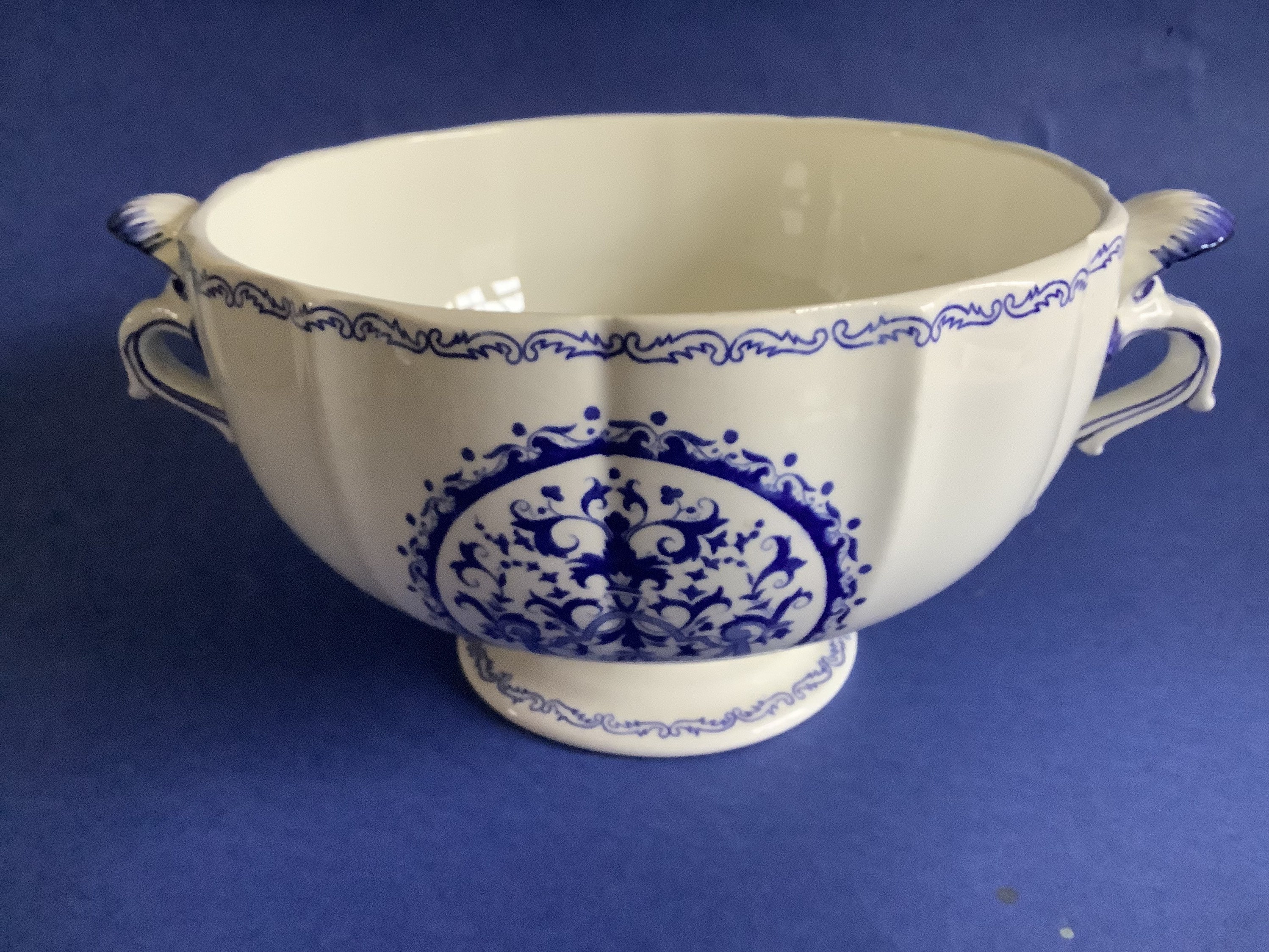 Millésime Français Tureen de Gien. Grande Soupière en Porcelaine Blanche et Bleue Sans Couvercle. Po
