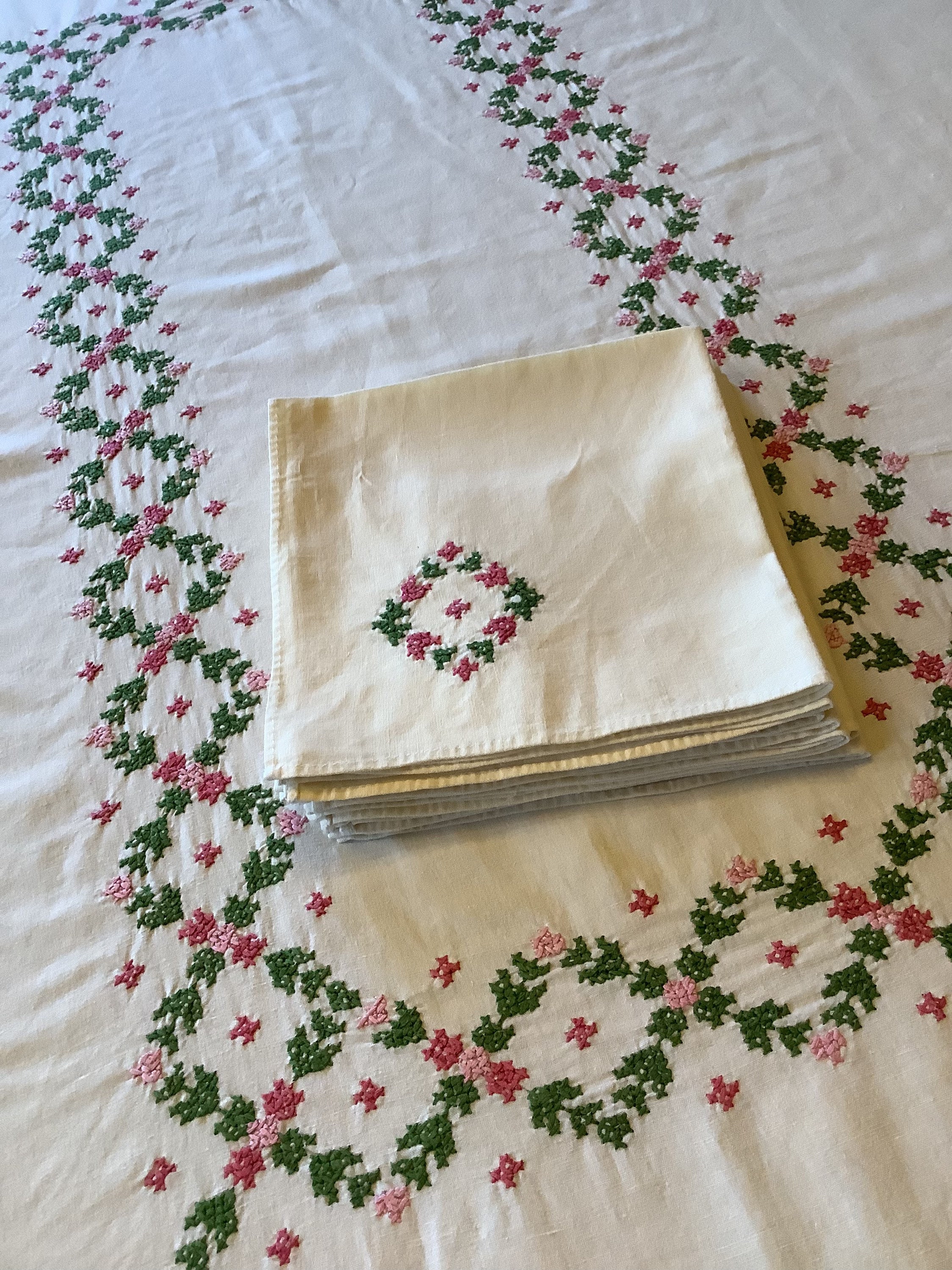 Magnifique Nappe Vintage Brodée à La Main Français et 6 Serviettes. Point de Croix Rouge Vert, Coton