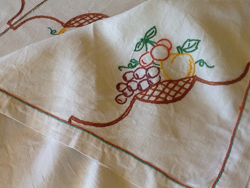 Linge Carré Brodé Vintage Français Nappe. Nappe Brodée à La Main. Broderie Colorée sur Le Lin Blanc.