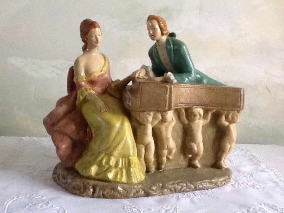 Français Chalkware Vintage Représentant Le Couple Romantique Du 18Ème Siècle Au Piano avec Des Chéru