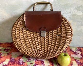 Free Shipping! 1950s handbag in basket weave. Wicker handbag in great condition. French vintage wicker handbag with leather and brass.