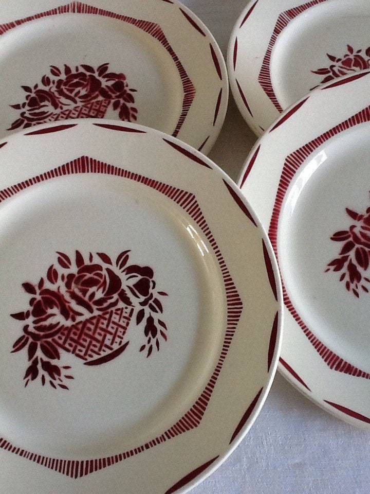 Ensemble de 4 Assiettes Français Vintage. Assiettes Art Déco Au Motif Rose en Rouge sur Crème. Plaqu