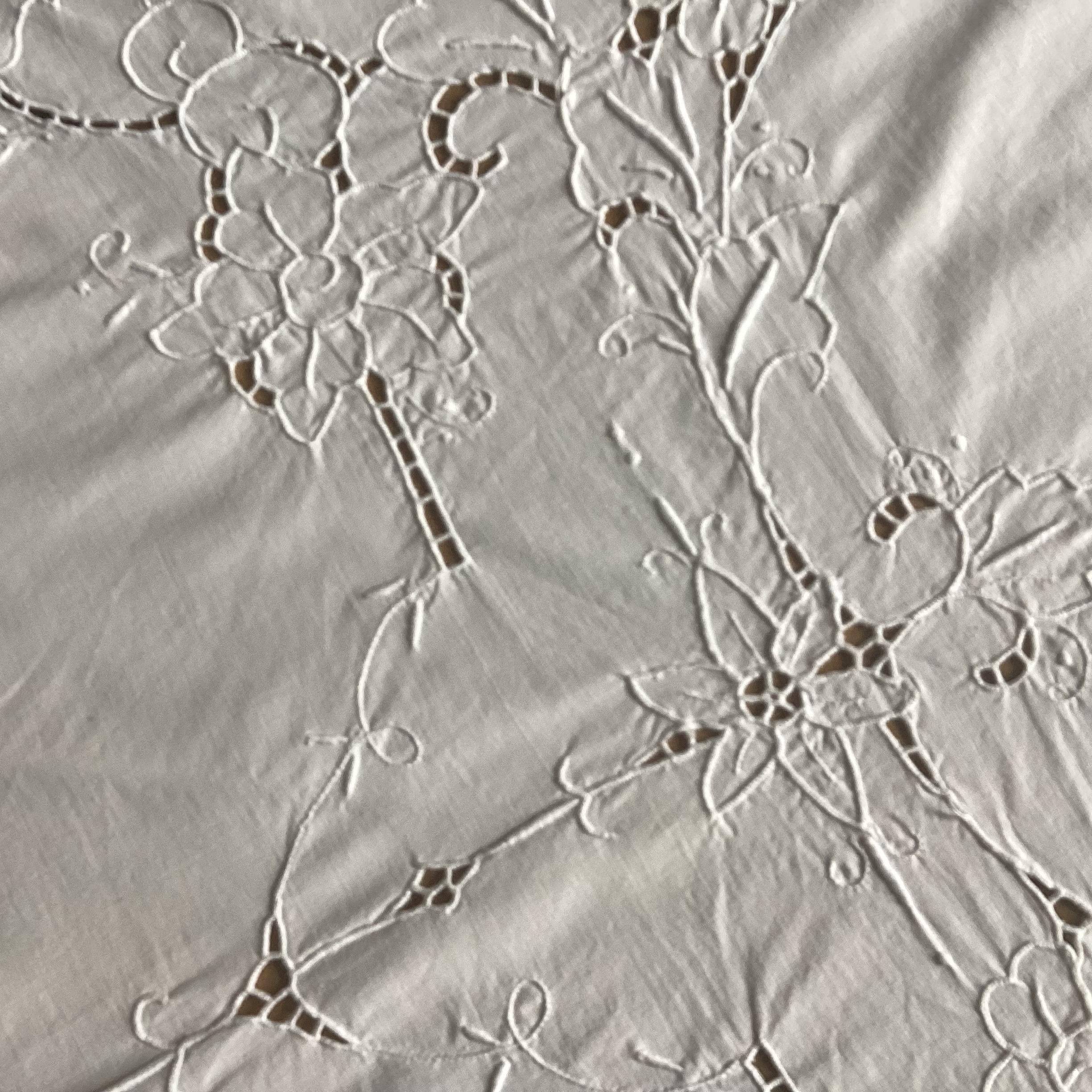 Nappe Ronde Ancienne Coton Blanc 175 Cm – Brodée Et Crochetée, Avec 8 Serviettes