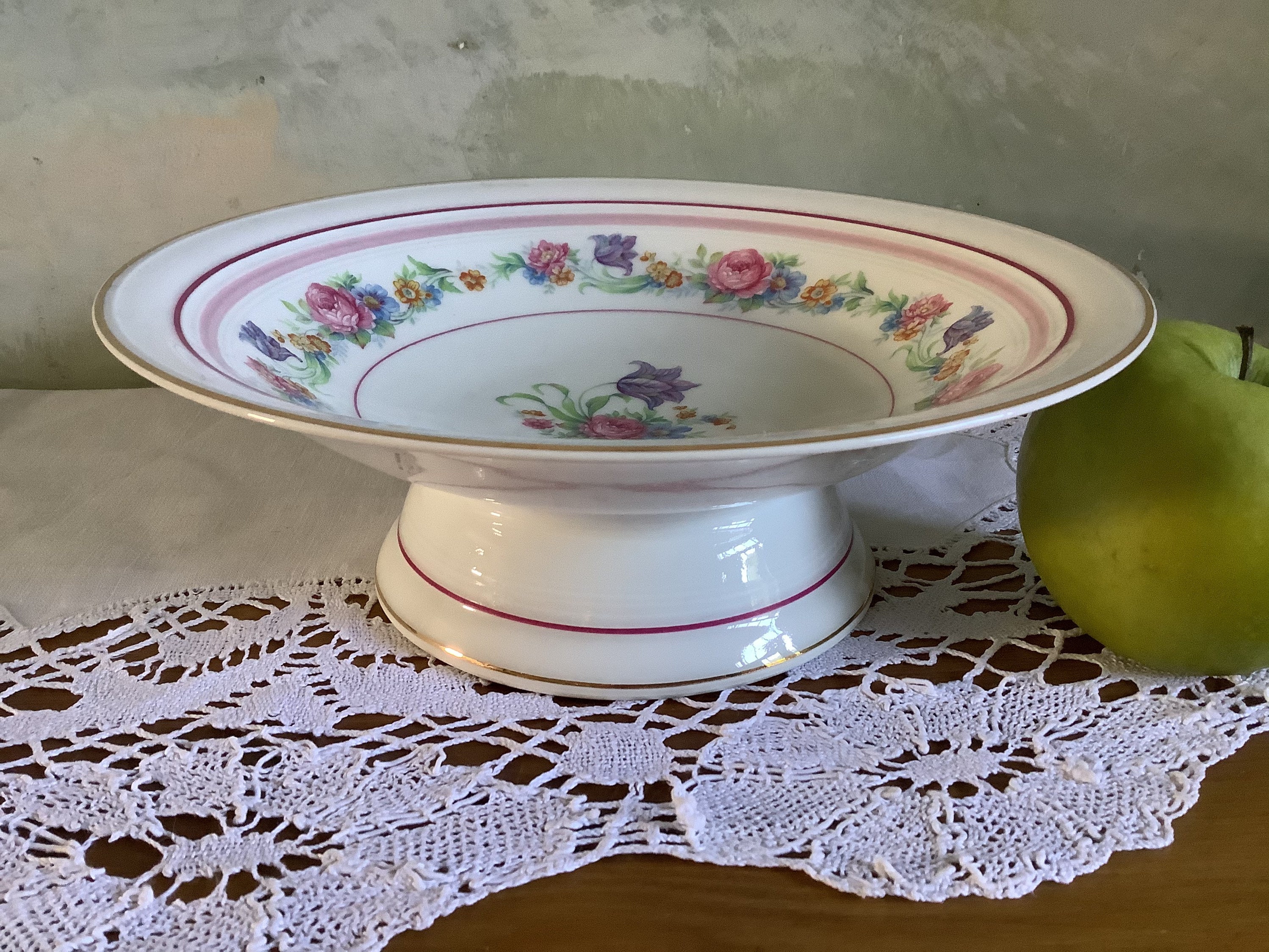 Stand de Fruits Millésimés. Stand en Porcelaine Limoges. Bol Blanc Fruit avec Des Fleurs. Français S