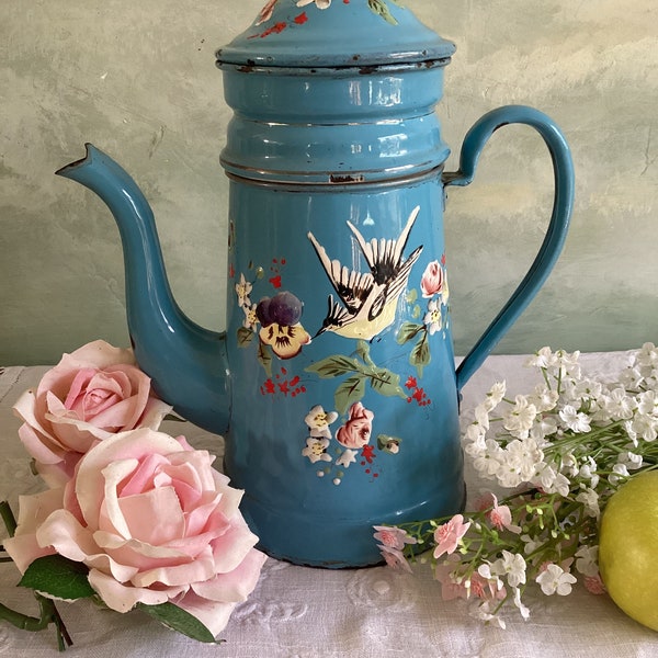 Rare cafetière ancienne en émail français avec oiseau et roses. Cafetière en émail bleu avec oiseau, fleurs en relief.