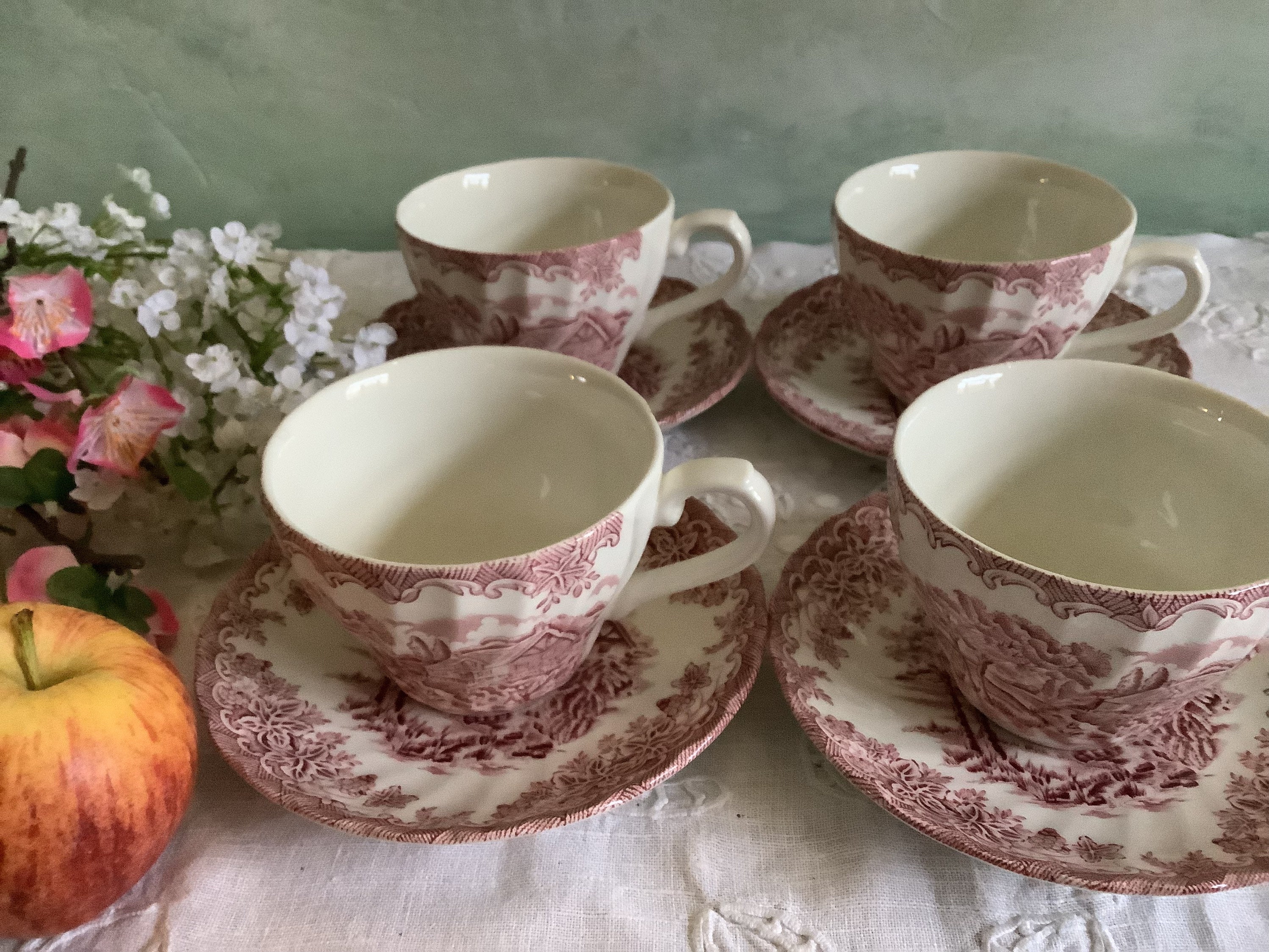 Ensemble de 4 Tasses et Soucoupes Staffordshire, Fabriqué Par Churchill. Rouge Cramoisi sur Porcelai