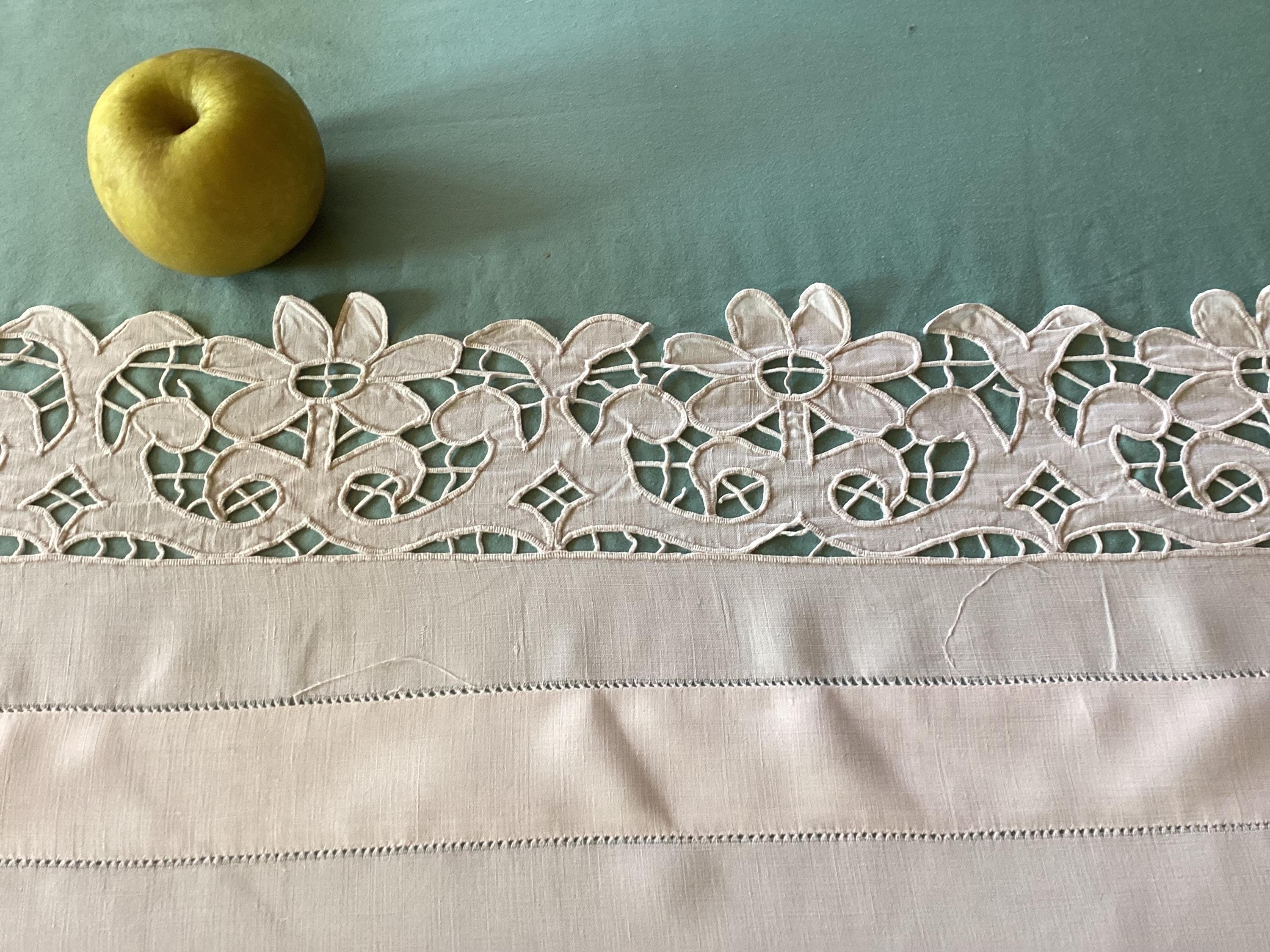 Haut De Drap Ancien En Lin - Broderie Richelieu Chimères - Fin XIXe Siècle - Blanc