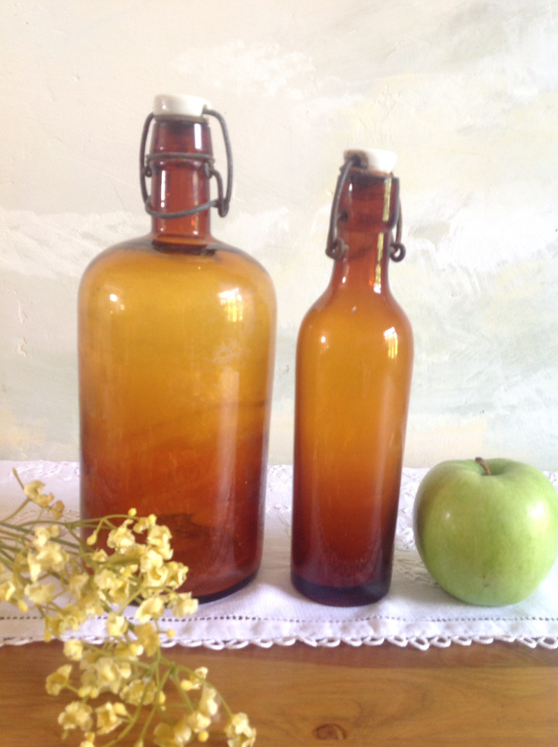 2 Français Bouteilles en Verre Soufflées à La Main Antiques avec Des Dessus Céramique. 2 Grandes Amb