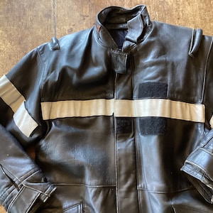 Livraison gratuite ! veste en cuir vintage de pompiers français. Veste vintage en cuir de pompier noir français avec doublure amovible. Veste des années 50.