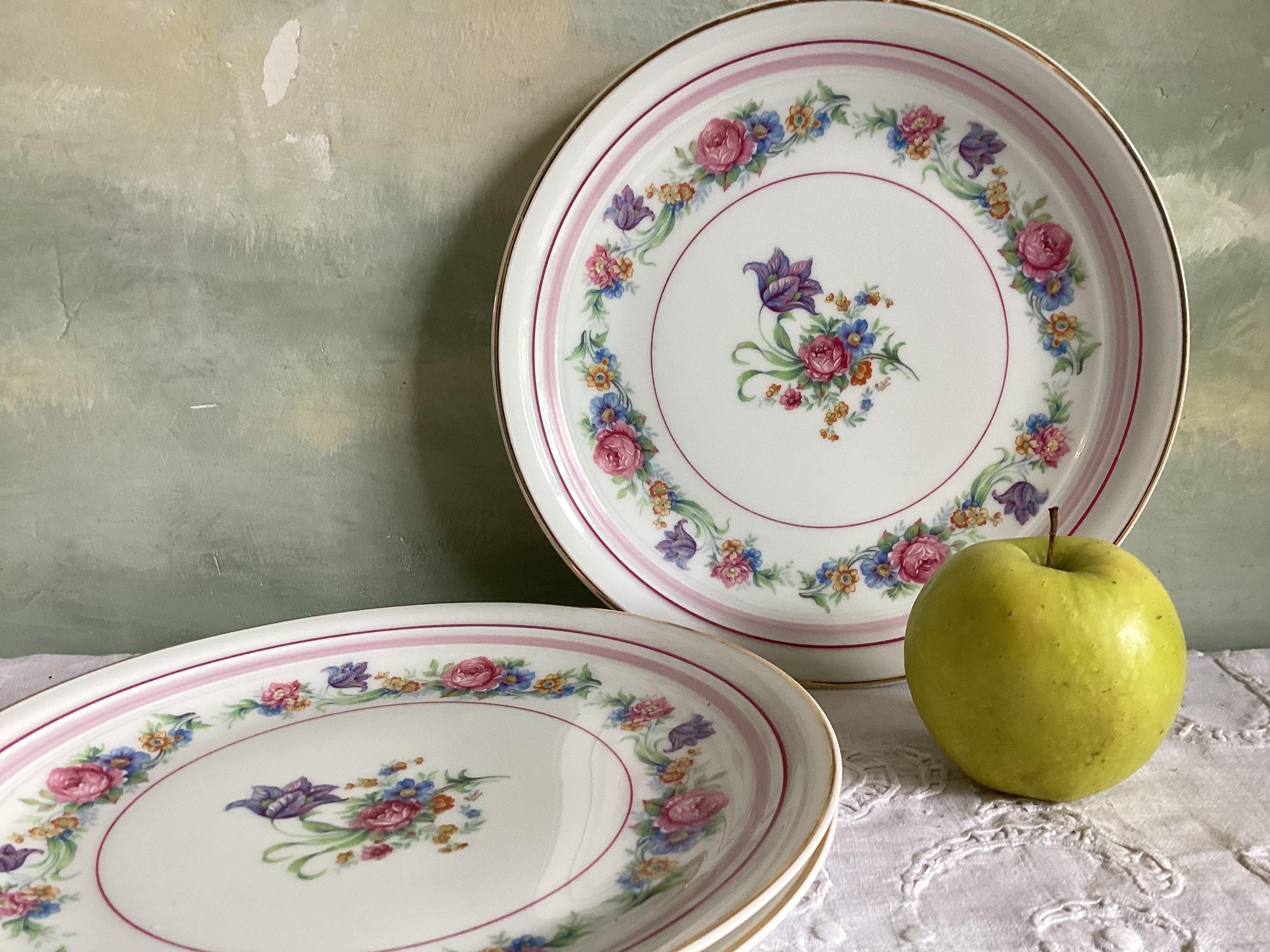 8 vintage French Limoges plates. Set of 8 beautiful floral dinner plates in perfect condition.