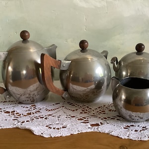 Art Deco tea, coffee service in polished pewter. Rare, collectible original 1920.s 1930.s coffee or tea set.
