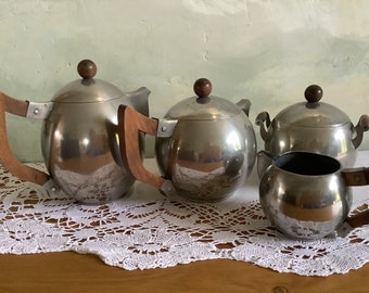 Art Deco tea, coffee service in polished pewter. Rare, collectible original 1920.s 1930.s coffee or tea set.