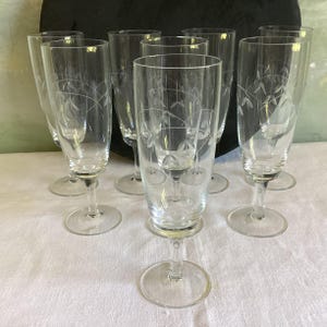 Juego de 8 copas de champán de cristal francés. Copas de champán vintage de cristal francés grabado.