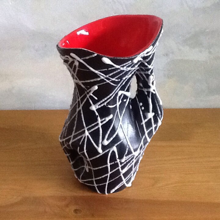 Vase Des Années 1950. Vase Noir et Blanc avec Intérieur Rouge. Grand Millésime Français Vase 1950-60