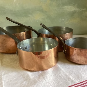 Set med 4 vintage franska kopparpannor / Les Cuivres De Faucogney / Set med dekorativa kopparpannor -