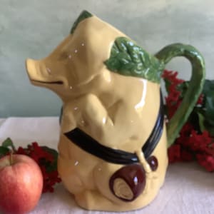 Antiker Barbotine Krug. Barbotine Schweinekrug. Antiker französischer Krug in Form eines Schweins. Großer antiker französischer Wasser- oder Weinkrug.
