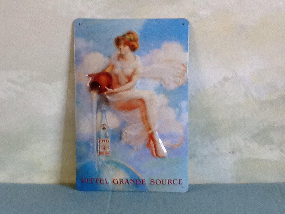Français de Publicité Métallique Pour L'eau Source Vittel. Plaque Publicitaire. Français Vie à La Ca