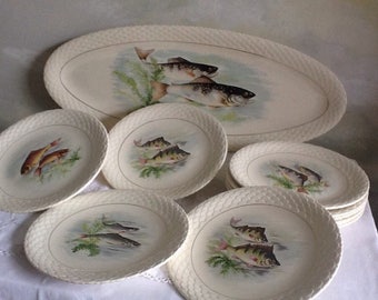 10 plaques de gros poissons et plateau. Assiettes à poisson. Assiettes à poisson cru. Gien assiettes de poissons et grand plat de service. Assiettes à poisson Français. Plateau de poisson.