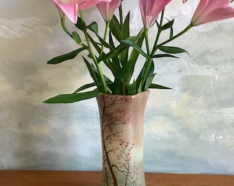 Antico vaso francese, vaso alto in vetro smaltato nello stile di Legras, dipinto a mano con alberi.