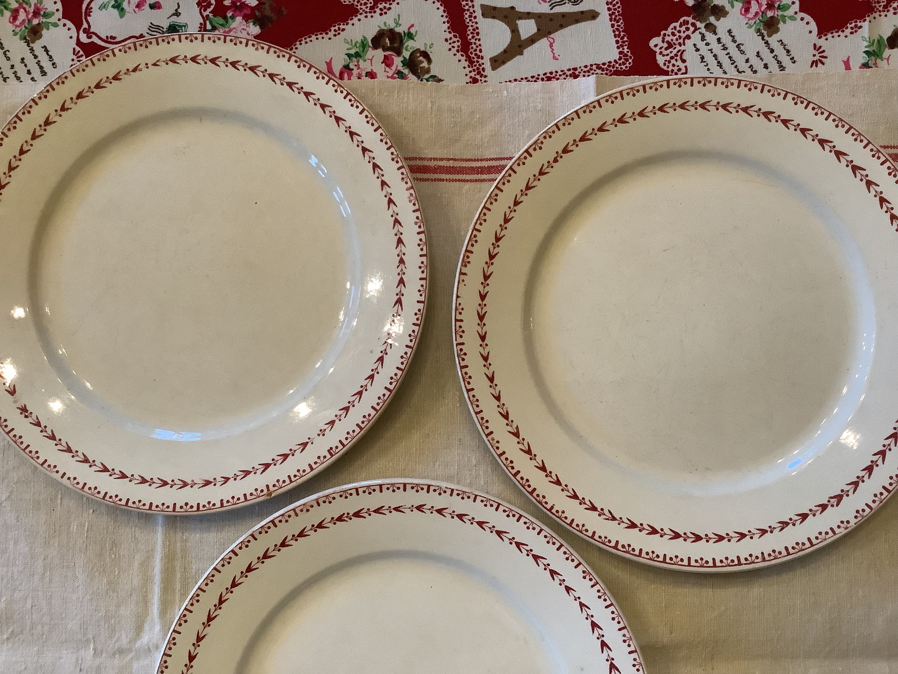 3 Assiettes de Français Sarreguemines Millésimées. Blanc Ivoire Crème avec Design Rouge Brique. Diam