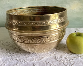 Vintage French brass planter, jardinière. Height 15 cms. ( 6 ins.) Width at top 20 cms. ( 8 ins.) Shiny gold in good vintage condition.