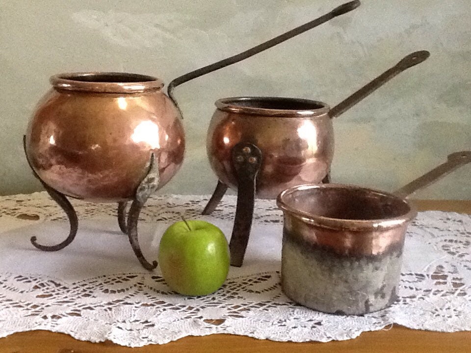 Ensemble de 3 Pots en Cuivre Antiques. Très Vieilles Casseroles Lourdes. Chaudrons sur Les Pieds. Ca
