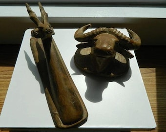 Figura de madera tallada a mano, original de Kenia, de una gacela africana y un búfalo de agua, con gran nivel de detalle.