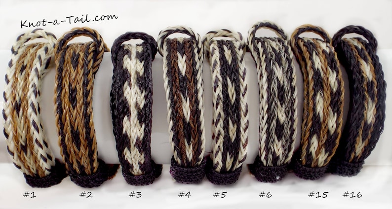 Puede incluir: Ocho pulseras trenzadas de crin de caballo en varias combinaciones de colores, incluyendo negro, marr&oacute;n y blanco. Las pulseras est&aacute;n numeradas del #1 al #6 y #15 y #16. Knot-a-Tail.com est&aacute; impreso en la parte superior de la imagen.