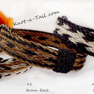 Puede incluir: Tres pulseras trenzadas de crin de caballo en diferentes combinaciones de colores. La primera pulsera es blanca, negra y marr&oacute;n canela. La segunda pulsera es marr&oacute;n y negra. La tercera pulsera es negra y blanca con un centro blanco.