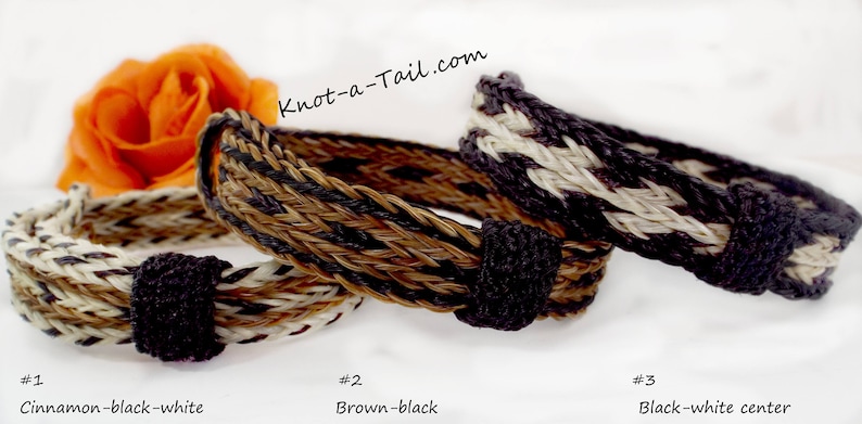 Puede incluir: Tres pulseras trenzadas de crin de caballo en diferentes combinaciones de colores. La primera pulsera es blanca, negra y marr&oacute;n canela. La segunda pulsera es marr&oacute;n y negra. La tercera pulsera es negra y blanca con un centro blanco.