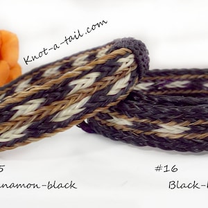 Puede incluir: Dos pulseras de cuero trenzado con diferentes combinaciones de colores. La primera pulsera es de color canela, negro y blanco. La segunda pulsera es negra, marr&oacute;n y blanca. Las pulseras est&aacute;n etiquetadas como #15 Canela-Negro y #16 Negro-Marr&oacute;n-Blanco. El texto Knot-a-tail.com es visible en el fondo.