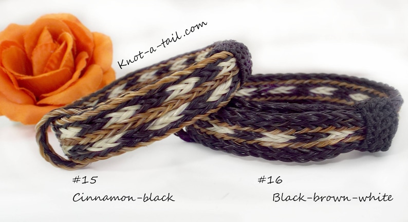 Puede incluir: Dos pulseras de cuero trenzado con diferentes combinaciones de colores. La primera pulsera es de color canela, negro y blanco. La segunda pulsera es negra, marr&oacute;n y blanca. Las pulseras est&aacute;n etiquetadas como #15 Canela-Negro y #16 Negro-Marr&oacute;n-Blanco. El texto Knot-a-tail.com es visible en el fondo.