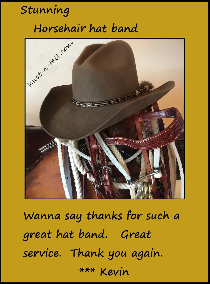 Puede incluir: Un sombrero de vaquero marr&oacute;n con una banda de pelo de caballo descansa sobre una silla de montar y un aparejo. La banda del sombrero presenta un patr&oacute;n decorativo. La imagen incluye el texto "Stunning Horsehair hat band" y "knot-a-tail.com".